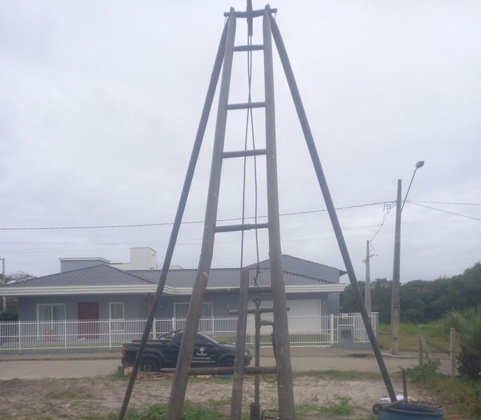 Sondagem SPT em Balneário Barra do Sul — jul/2026: tripé de SPT em terreno urbano