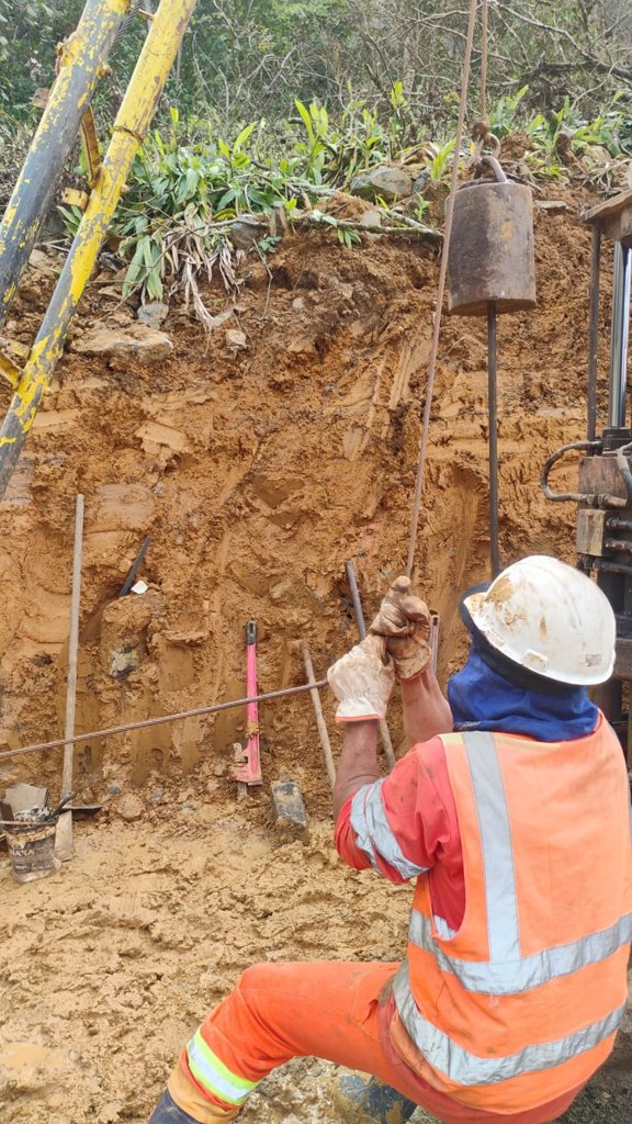 Sondagem mista (SPT + rotativa) em Serra Dona Francisca (SC-418) — set/2026: equipe na execução da sondagem mista
